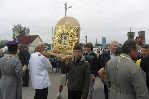 Крестный ход паломников с Жировичской иконой Божией Матери