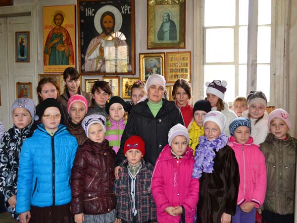 Матушка Валентина с воспитанниками воскресной школы