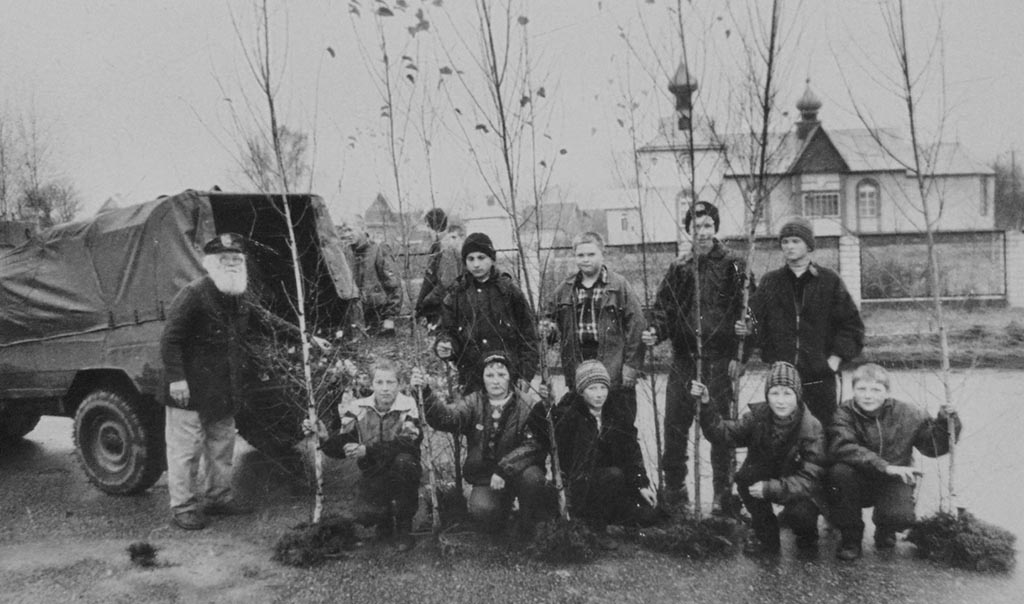 Отец Николай садит деревья со старшими воспитанниками воскресной школы